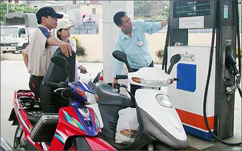 Giá xăng dầu giảm: Cần động thái “mạnh” để bảo vệ người tiêu dùng