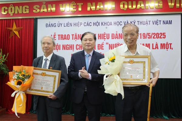 Đảng ủy Liên hiệp Hội Việt Nam: Tổ chức lễ trao tặng huy hiệu Đảng và Hội nghị chuyên đề 